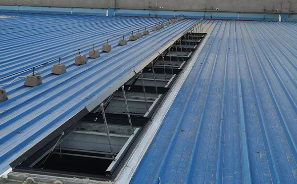 某城市大型商业综合体中庭西固排烟窗工程